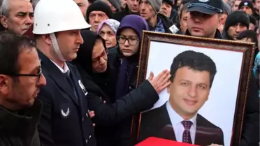 Kanserden Ölen Belediye Başkanı Toprağa Verildi