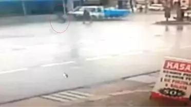 Yolun Karşısına Geçmeye Çalışan Yayaya Hızla Gelen Kamyonet Çarptı