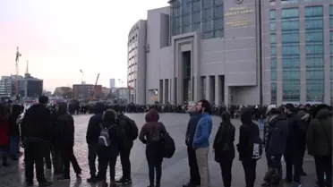Adliye Önünde 'Katiplik' Kuyruğu
