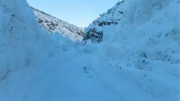 Beytüşşebap'ta Köy Yoluna Çığ Düştü