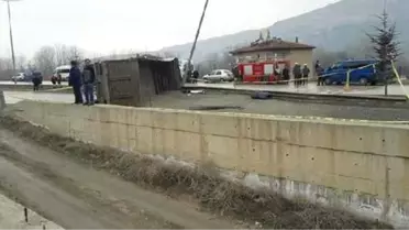 Amasya'da Tır Devrildi, Şoför Öldü