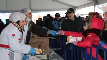 Küçükçekmece'deki Festivalde 2.5 Ton Hamsi Dağıtıldı