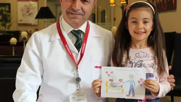 7 Yaşında Sakat Kalmasını Önleyen Doktoruna Resimle Teşekkür Etti