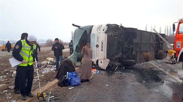 Sivas'ta Yolcu Otobüsü Devrildi