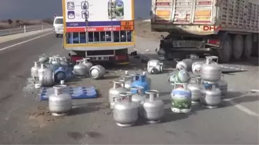 Lpg Tüp Yüklü Kamyonet, Tır'a Çarptı