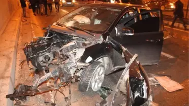 Otomobil Korkuluklara Çarptı, Motoru 100 Metre İleriye Fırladı