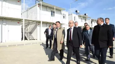 Vali Demirtaş, Sarıçam'da Yapımı Devam Eden 'Konteyner Kent'Te İncelemelerde Bulundu