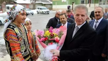 Vali Gül'den, Halk Oyunları Türkiye Şampiyonu Okula Ziyaret