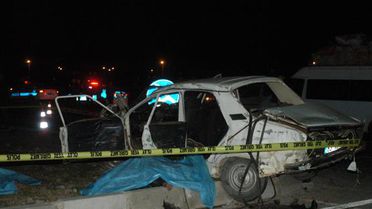 Adana'da Otomobil ile TIR Çarpıştı: 3 Ölü, 1 Yaralı