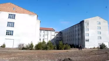 Devletin Binasında Hırsızlara Karşı Ücretsiz Nöbet Tutuyor