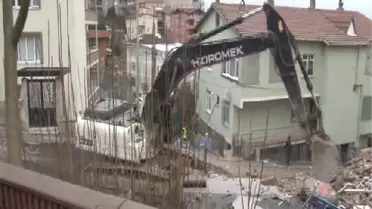 Üsküdar'da Hasar Gören Binalar Yıkılıyor