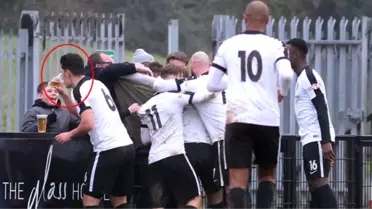 İngiltere'de Corby Town Forması Giyen Jason Lee, Taraftarın Birasını İçti