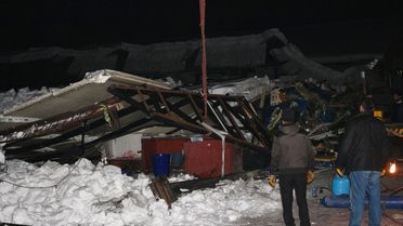 Ağrı'da Çatısı Çöken Pazarda Enkaz Kaldırma Çalışmaları Sürüyor