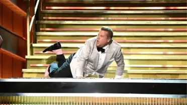Garmmy'de James Corden Merdivenlerden Yuvarlanarak Sahneye İndi