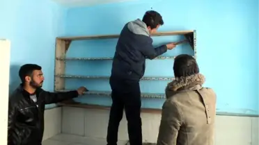 Yemeğini Köpeklerle Paylaşan Engelliye, Gençlerden Destek