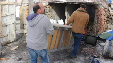 Yozgat Hayvan Sever Engelli, Ekmeğini Yavru Köpeklerle Paylaştı
