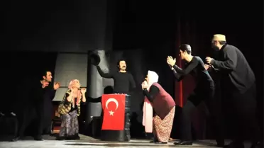 Akşehir'de 'Matruşka' Oyunu Sahnelendi