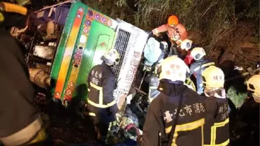 Tayvan'da Tur Otobüsü Devrildi 32 Kişi Hayatını Kaybetti
