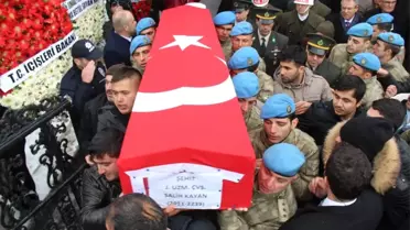 Şehidin Tabutunu Silah Arkadaşları Sırtladı