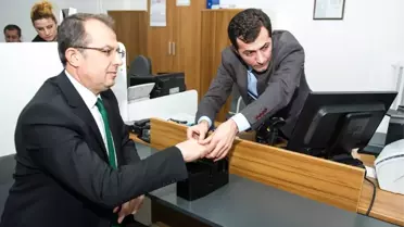 Vali Taşyapan, Yeni Kimlik Kartı İçin Müracaat Etti