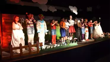 Aliağa'da Çocukların Tiyatro Keyfi