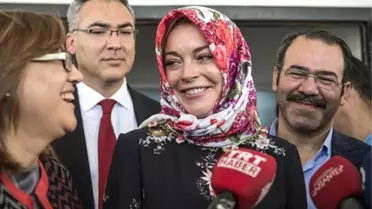 Lindsay Lohan'a Başörtüsü Engeli! 'Çıkar' Dediler, Çıkardı