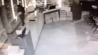 Eczaneden Bilgisayar Hırsızlığı Kamerada
