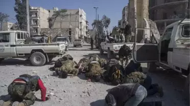 El Bab'da Kontrolü Sağlayan Muhalifler Toprağı Öptü! İşte İlk Kareler