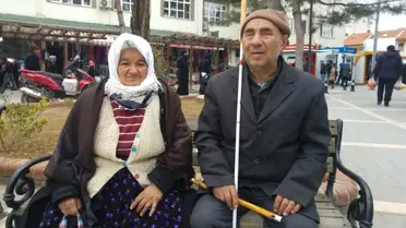 Engelli Çift, Kütahya'dan Uşak'a Giderek Sokak Müzisyenliği Yapıyor