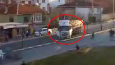 Kamyonu Mahallelinin Üstüne Süren Sürücü Ortalığı Karıştırdı