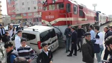 Tren Hemzemin Geçitte Otomobile Çarptı: 2 Yaralı