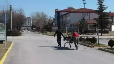 Engelli Çocuklarını Sedye ile Poliklinikler Arasında Anne ve Babası Taşıdı