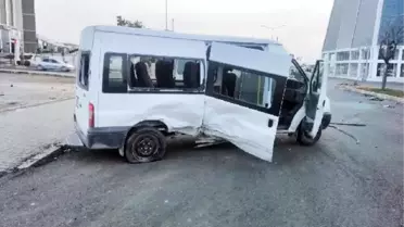 Şanlıurfa'da, Minibüs ile Otomobil Çarpıştı: 1 Ölü, 3 Yaralı