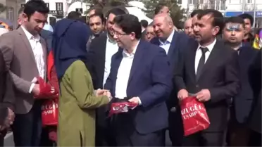 Başörtüsünün Yasaklandığı 28 Şubat'ın Yıl Dönümünde Başörtüsü Dağıtıldı
