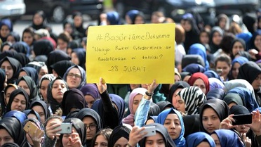 Kız İmam Hatip Lisesi'nde Ders Arası '28 Şubat' Protestosu