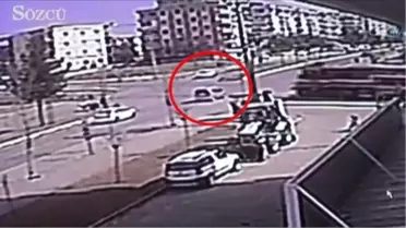 Trenin Otomobile Çarpma Anı Kamerada