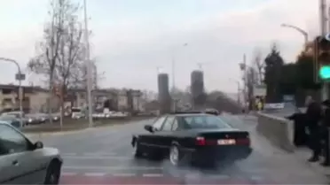 Küçükçekmece'de Otomobilleriyle Drift Yapan İki Maganda Yakalandı