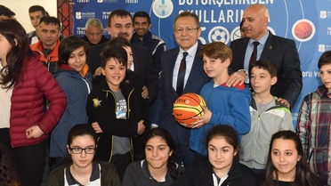 Büyükşehir Okullara Top Dağıttı