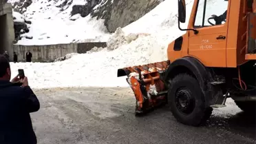 Hakkari-Van Karayoluna Çığ Düştü