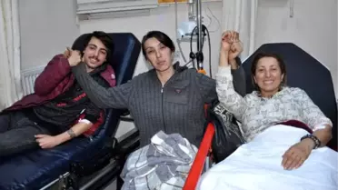 Açlık Grevini Bitiren Hayvanseverler Hastanede Çorba İçti