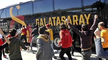 Galatasaraylı Taraftarlar, Takım Otobüsüne Tekme ve Yumruklarla Saldırdı