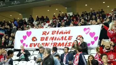 Antalyaspor Tribününde Evlenme Teklifi
