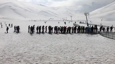 Van'da 25 Bin Kişi Kayak Yaptı