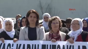 Hdp'li Kadınlardan Bakırköy Cezaevi Önünde 'Dünya Kadınlar Günü' Kutlaması