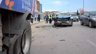 Otomobil Temizlik Aracına Çarptı: 2 Yaralı