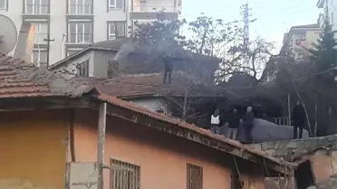 Polisten Kaçıp Çatıya Çıktı, 4 Saatte Ikna Edildi