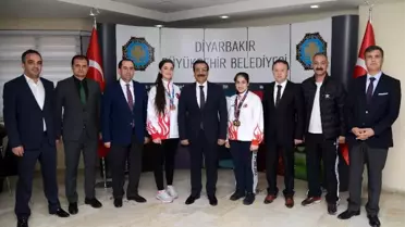 Şampiyon Sporculardan Başkan Atilla'ya Ziyaret