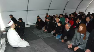 Samsatlı Depremzedeler Cuma Namazını Çadırda Kıldı