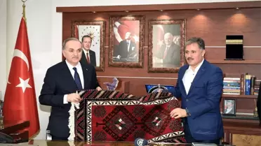 Bakan Özlü, Malatya Büyükşehir Belediyesini Ziyaret Etti