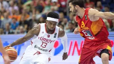 Fenerbahçe'li Basketbolcular, İmza Gününde Taraftarlarla Buluştu